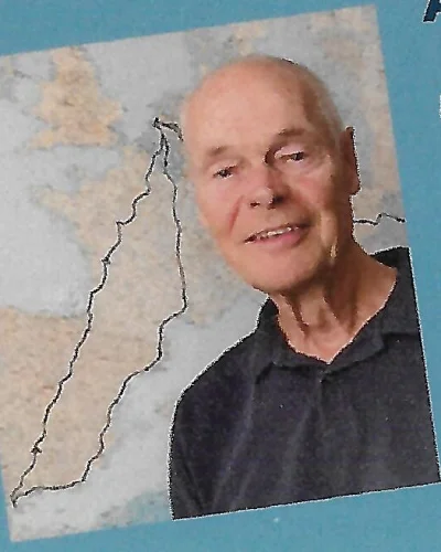 Portret van Alex Ramakers voor een kaart met de gefietste route naar Gibraltar.