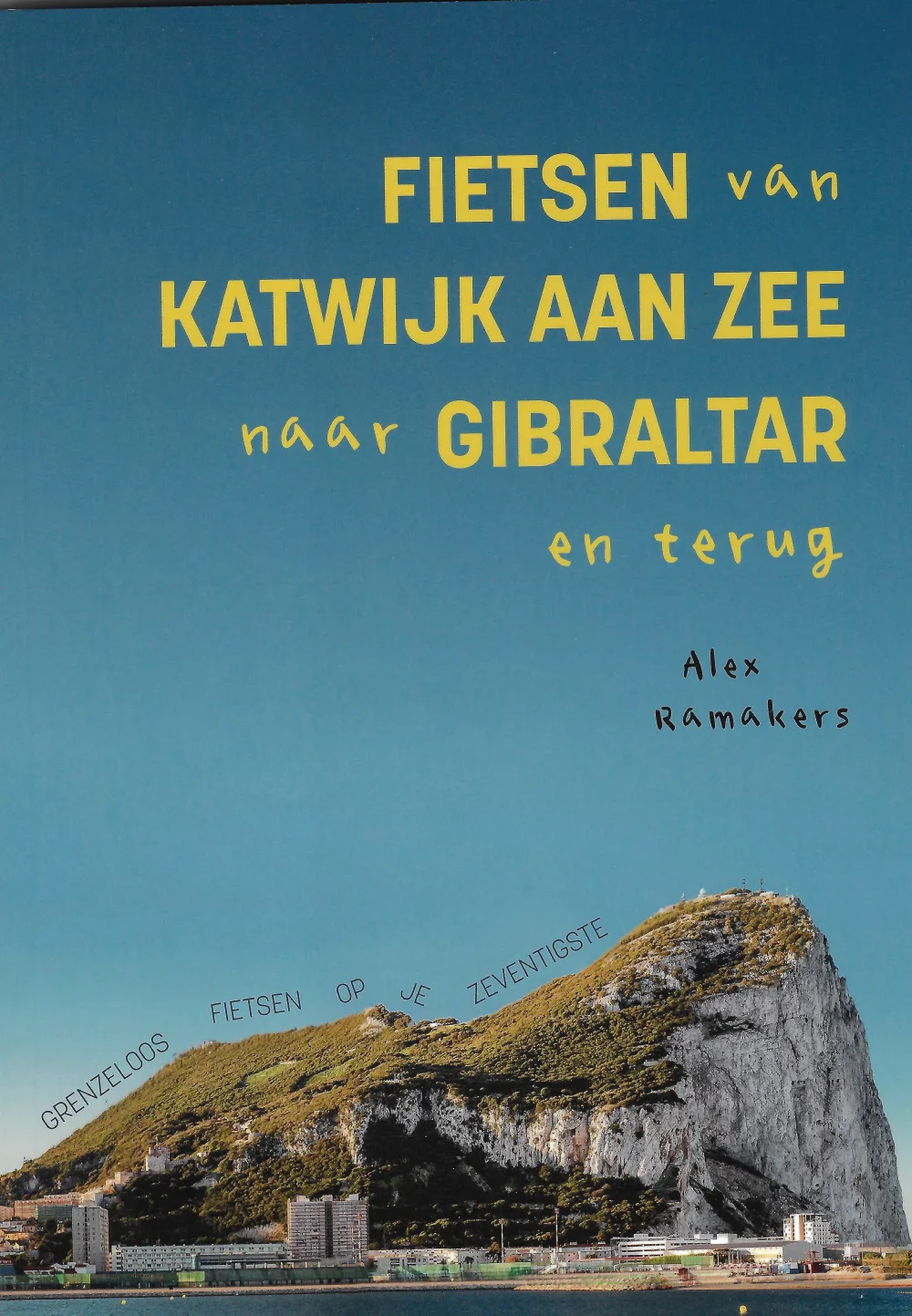 Voorkant van het boek: de Rots van Gibraltar onder een strakblauwe lucht, met de titel in gele letters.